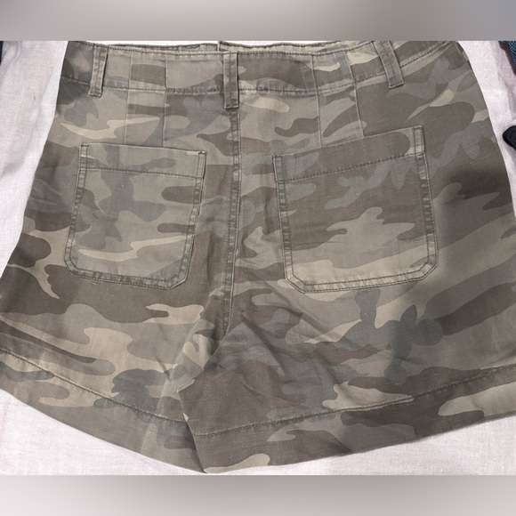 Camo high waisted button up shorts. Size 2 - Picture 2 of 5